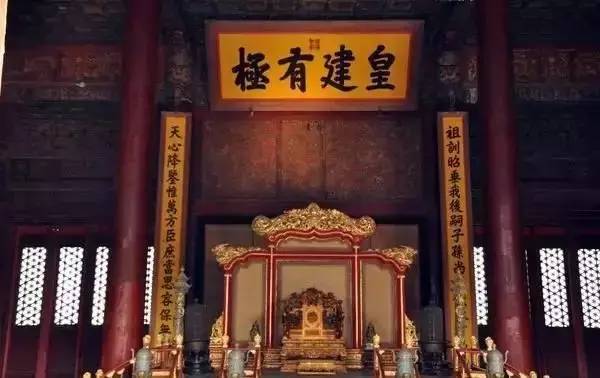 匾額放在哪_匾額放在桌面上支架_匾額放在室內(nèi)還是室外