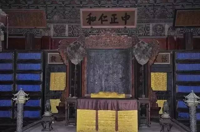 匾額放在哪_匾額放在桌面上支架_匾額放在室內(nèi)還是室外