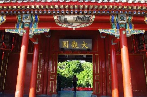 匾額的各人 大觀園匾額多用寶玉所題，有何用意？答案在元春身上