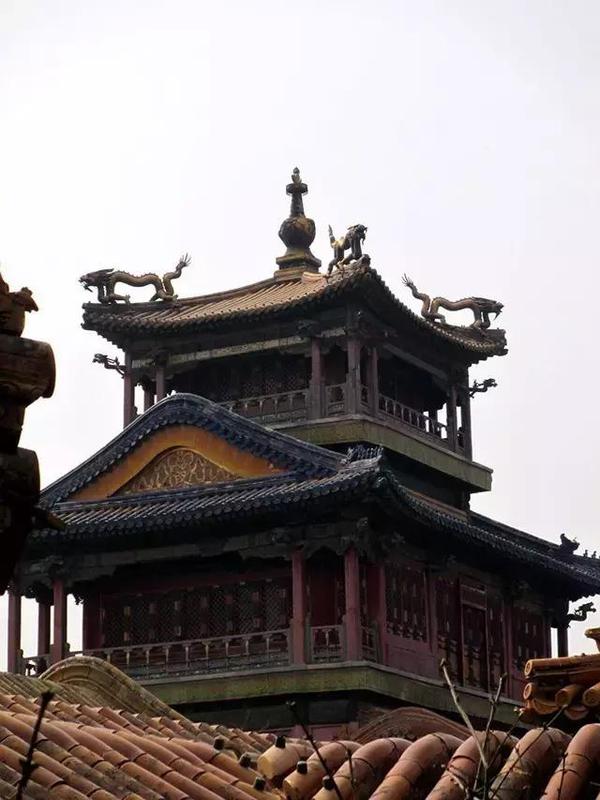 故宮匾額圖片_故宮匾額._故宮匾額上有一根箭