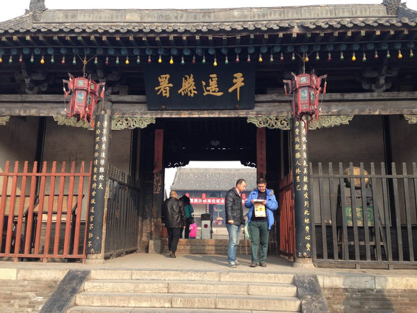 黑色匾額_黑色匾額大紅綢子圖片_黑色牌匾