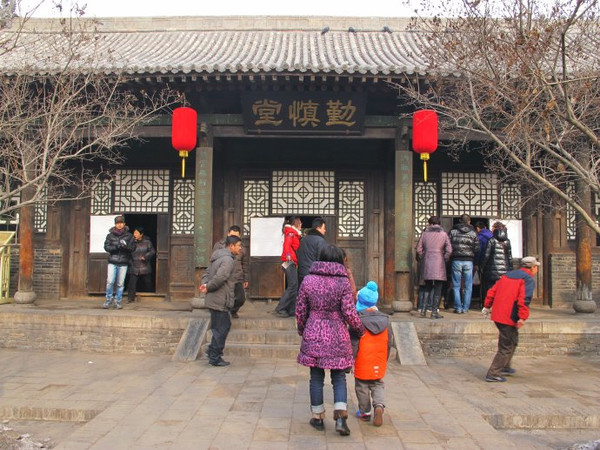 黑色匾額大紅綢子圖片_黑色匾額_黑色牌匾