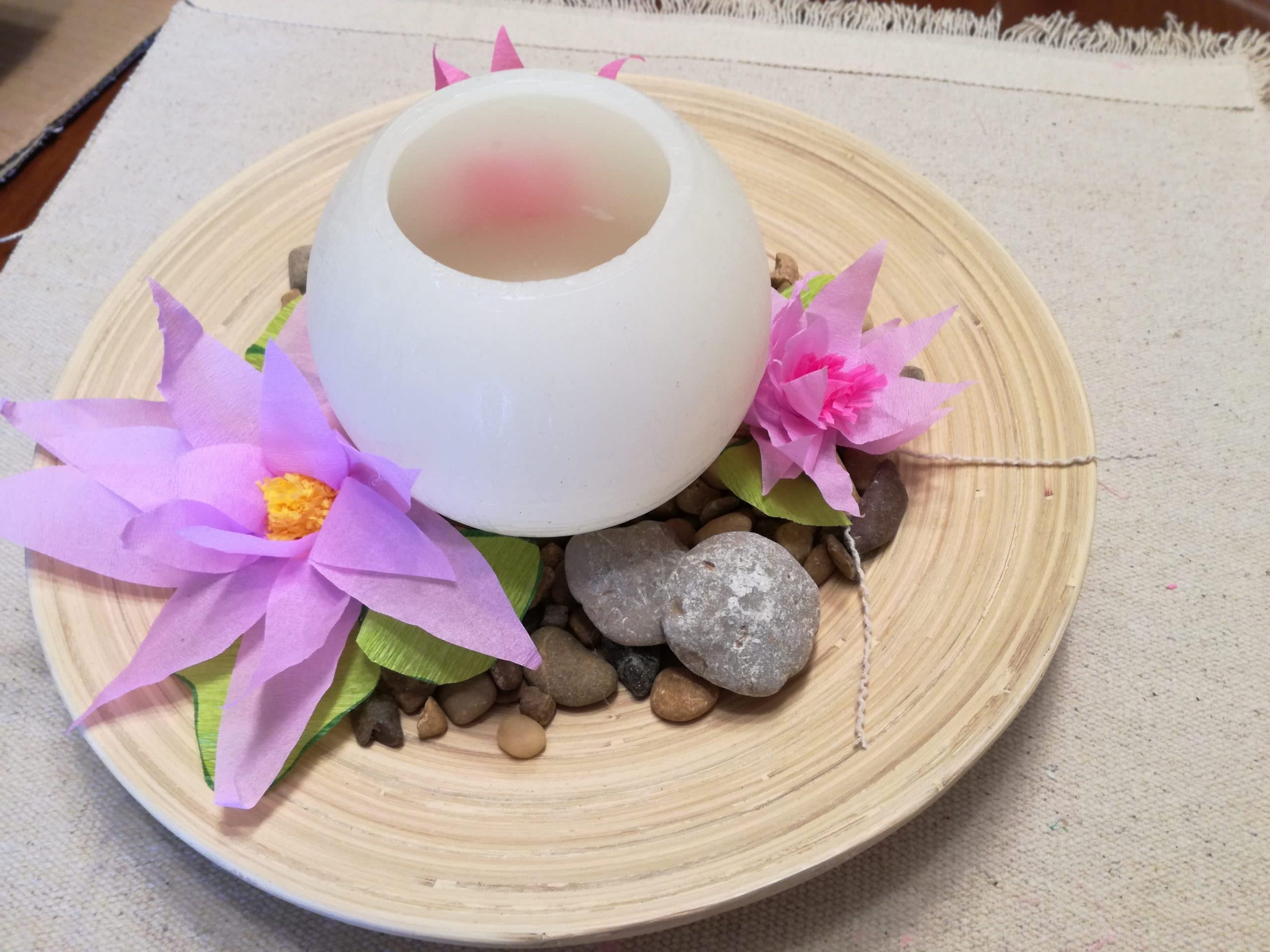 用石頭和鮮花裝飾的中心裝飾品