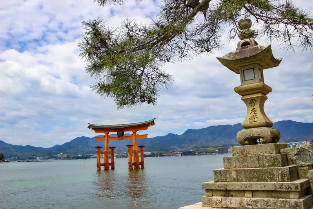 某種程度上，日本 的鳥(niǎo)居與中國(guó)的牌坊亦為同源