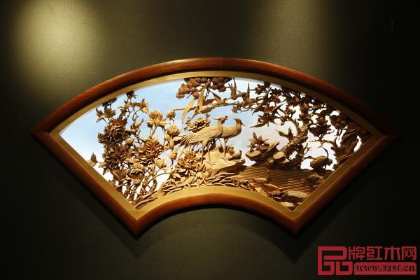 國(guó)方“春飲花茶”三號(hào)茶空間主背景雕刻，花團(tuán)簇鳳，藍(lán)天白云，右側(cè)緋紅意指日出方向，丹鳳朝陽(yáng)的寓意通過(guò)傳統(tǒng)木雕工藝和燈光等現(xiàn)代輔助手法呈現(xiàn)，為所屬者獻(xiàn)上一份用心祝福